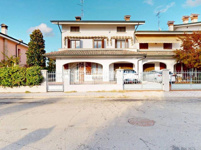Casa quadrilocale in vendita in Via Caravaggio, Centro, Novellara