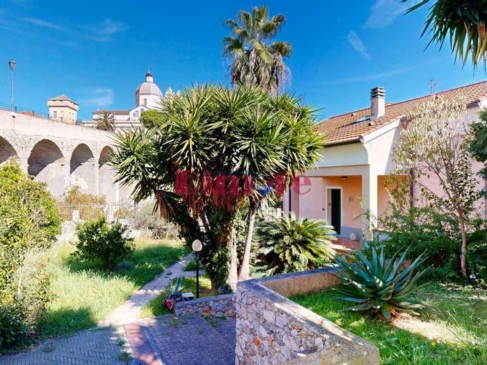 Casa con 6 locali in vendita in Borgo Castello, Centro, Loano
