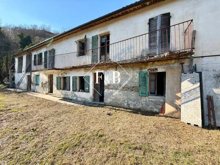 Casa con 6 locali in vendita in Regione Pianezzo, Canelli