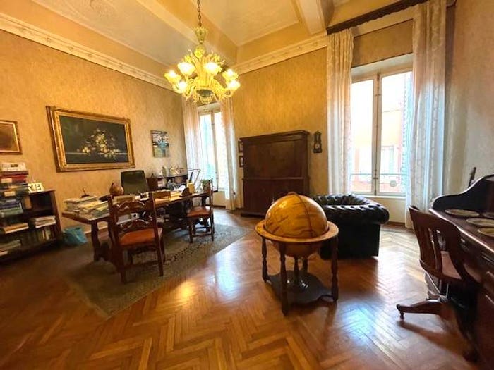 Appartamento con 6 locali in vendita in Via Luigi Carlo Farini, Centro Storico, Modena