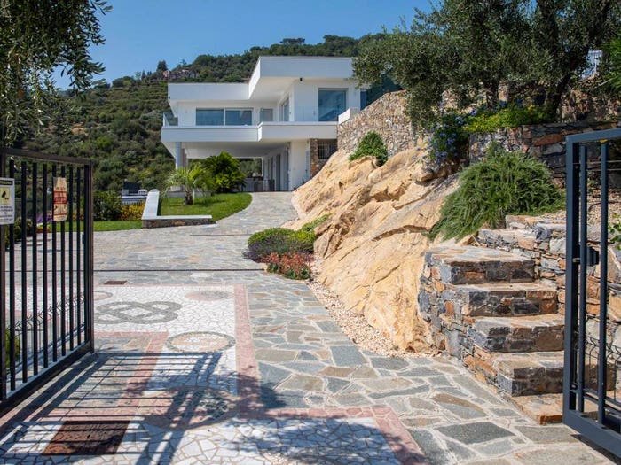 Casa con 6 locali in vendita in Regione Due Vie, Collina Centrale Parco Fuor del Vento, Alassio
