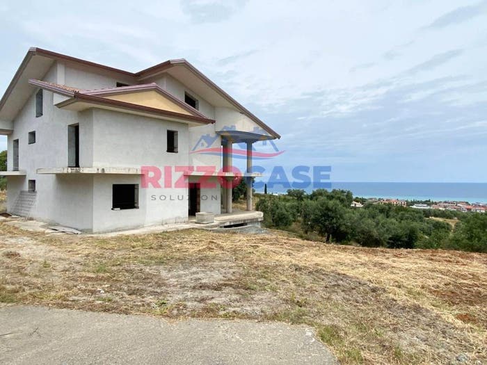 Casa con 6 locali in vendita in Via Duchi d'Aragona, Crosia