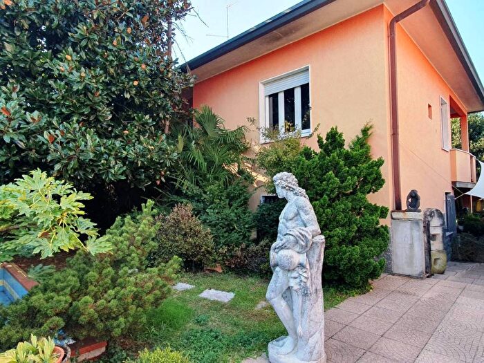 Casa con 6 locali in vendita in Via San Giovanni Bosco, Canegrate