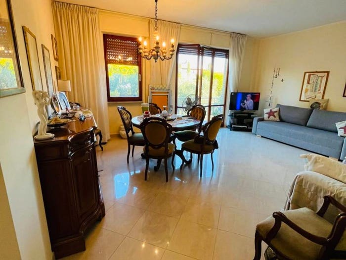 Appartamento con 5 locali in vendita in Marina di Massa Centro, Massa