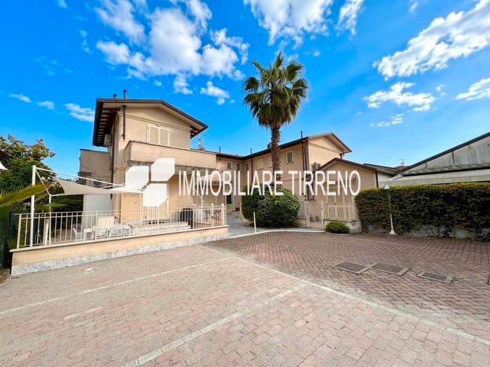 Appartamento trilocale in vendita in Via Don Luigi Sturzo, Marina di Massa Centro, Massa
