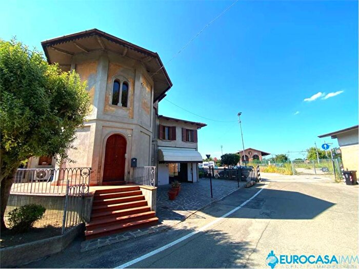 Casa con 6 locali in vendita in Piazza Enrico Toti, Centro, Rolo