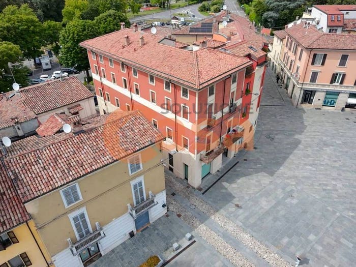 Casa con 6 locali in vendita in Piazza Paolo Araldi, Centro, Rivergaro