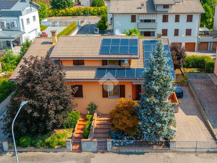 Casa con 6 locali in vendita in Via Giotto di Bondone, Centro, Castelnovo di Sotto