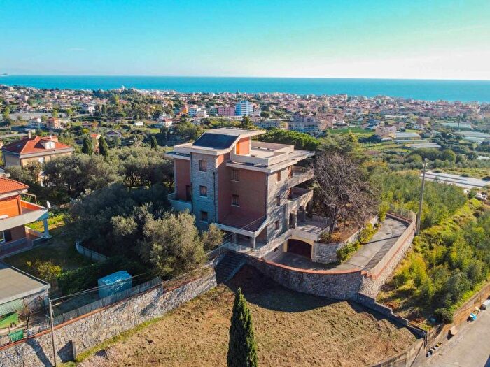 Casa con 6 locali in vendita in Centro, Boissano