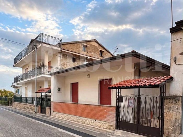 Casa quadrilocale in vendita in Via Giuseppe Maria Capece Zurlo, Pignataro Maggiore