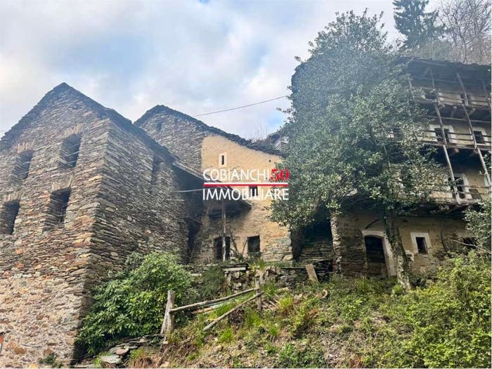 Casa con 6 locali in vendita in via Verazzi, Caprezzo