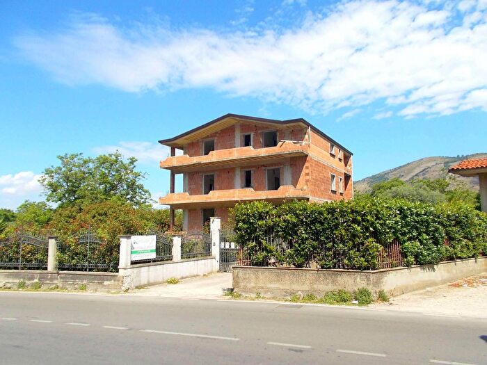 Casa con 15 locali in vendita in San Felice A Cancello
