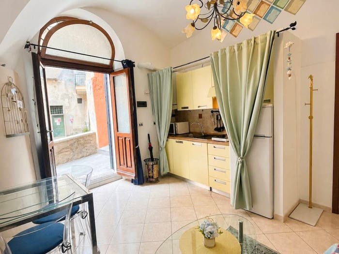 Appartamento bilocale in vendita in Piazza dell'Oro, Centro, Finale Ligure