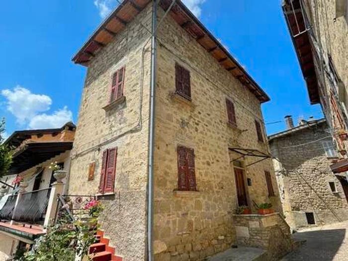 Casa con 6 locali in vendita in Via Europa, Centro, Venarotta