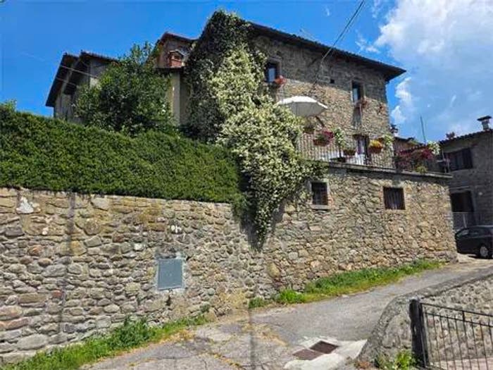 Casa con 6 locali in vendita in Via Del Poggetto, Camporgiano