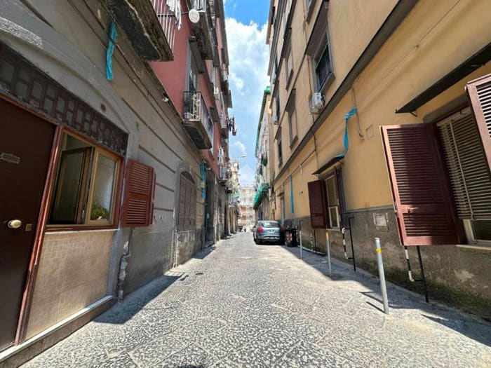 Appartamento bilocale in vendita in Vico Sant'Eframo Vecchio, San Carlo All'Arena, Napoli