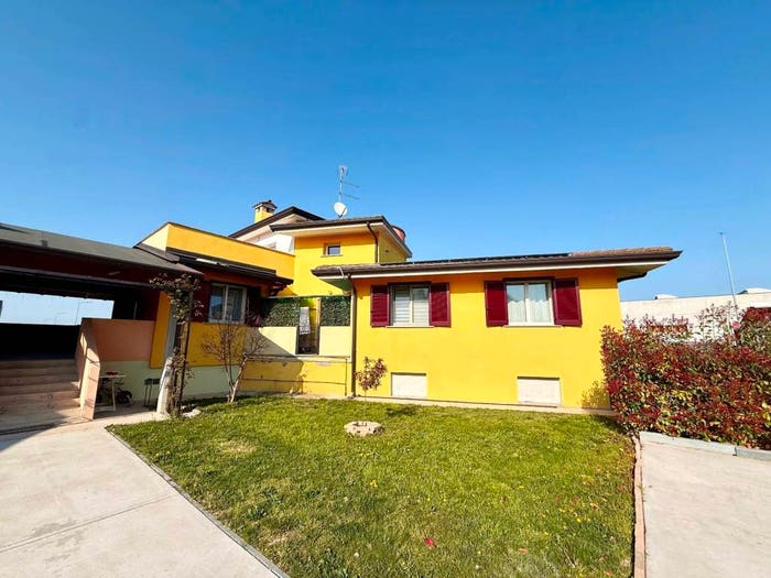 Casa con 6 locali in vendita in Via Guglielmo Marconi, Centro, Villimpenta