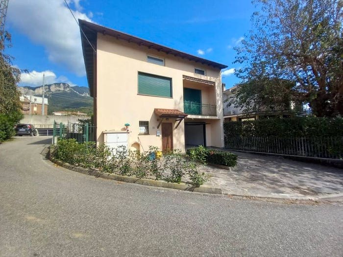Appartamento trilocale in vendita in Via Istria, Centro, Calolziocorte