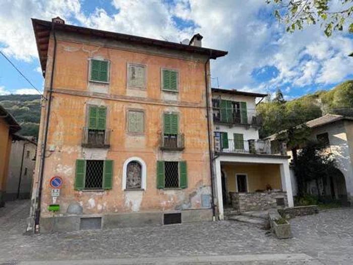 Casa con 6 locali in vendita in Piazza Pasquè No Number, Viggiona, Trarego Viggiona