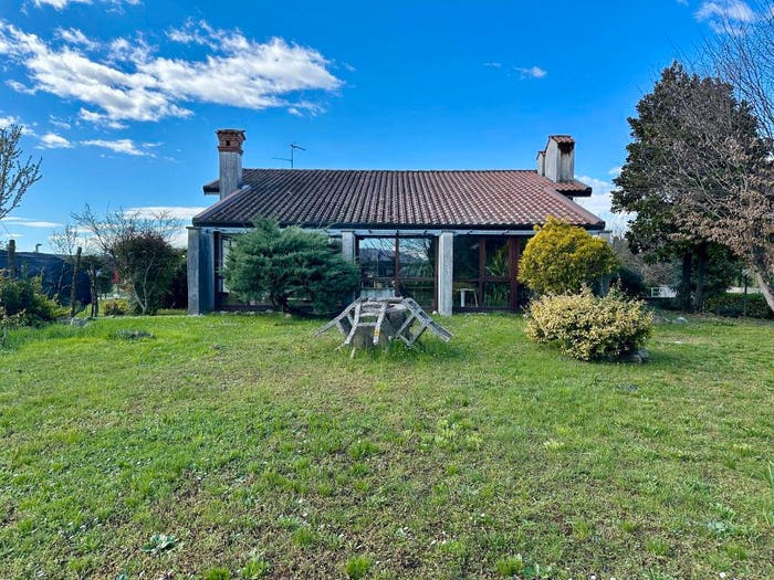 Casa con 6 locali in vendita in Via Manzano, Premariacco