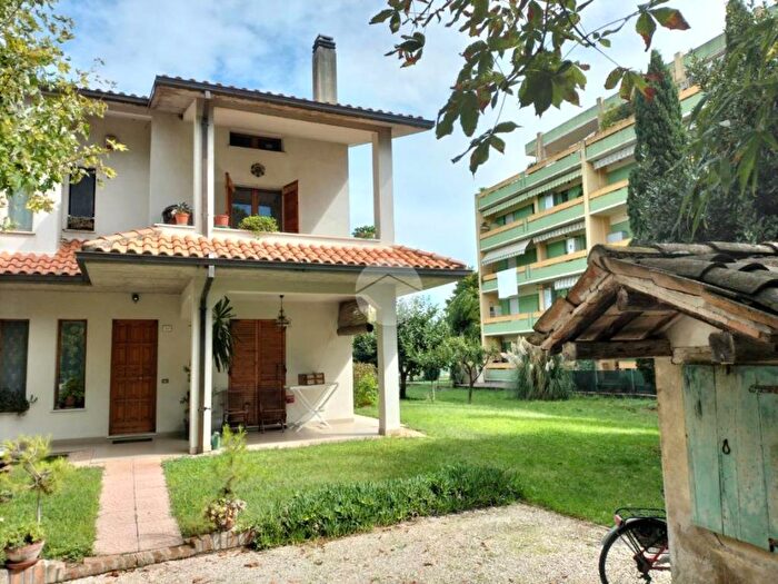 Casa con 5 locali in vendita in Via del Fiume, Vallato San Lazzaro, Fano