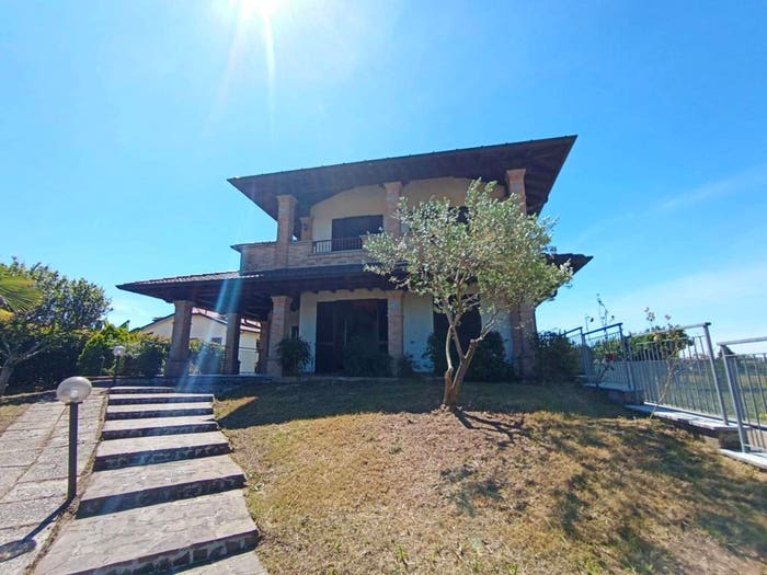 Casa con 6 locali in vendita in Via Crocifisso, Dairago