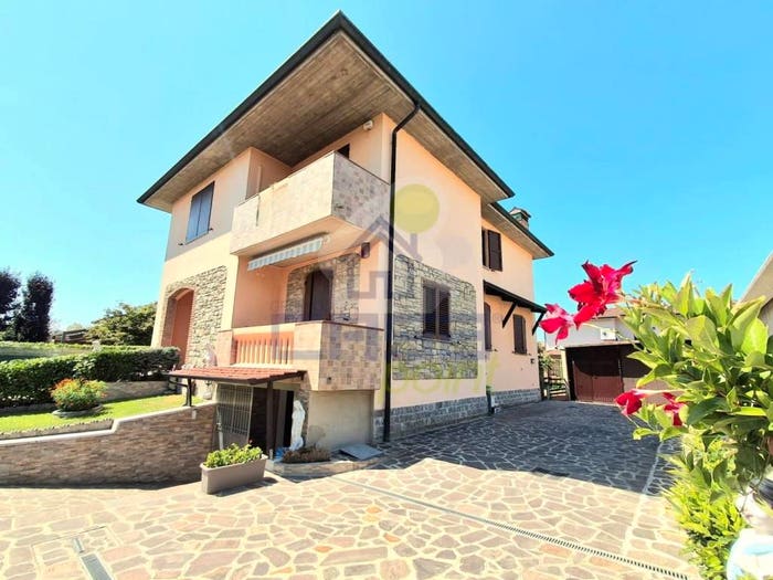 Casa con 6 locali in vendita in Via XXV Aprile, Misano di Gera d'Adda