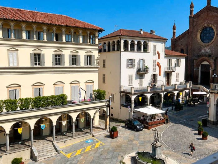 Appartamento con 6 locali in vendita in Piazza Vittorio Emanuele II, Centro Storico, Moncalieri