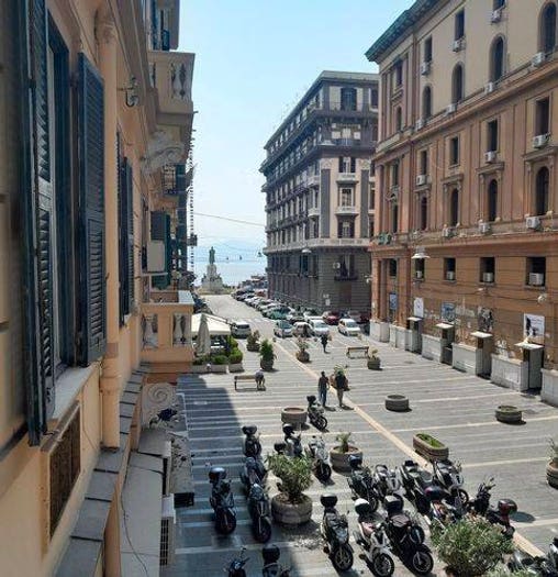 Appartamento con 6 locali in vendita in Via Raffaele De Cesare, Santa Lucia, Napoli