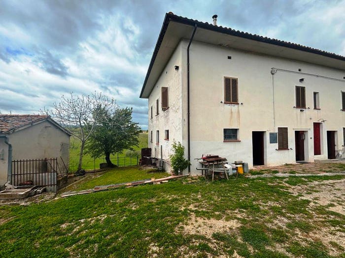 Casa con 6 locali in vendita in Matelica