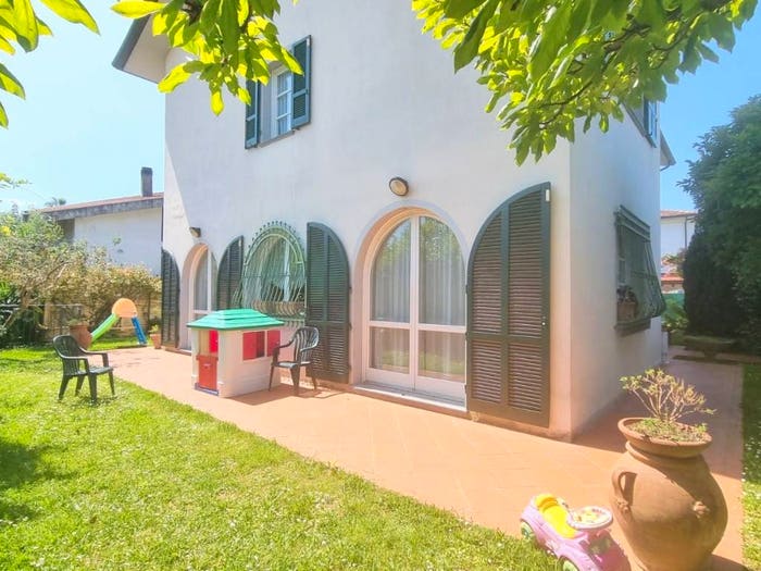 Casa con 6 locali in vendita in Via Venezia, Marina di Massa Centro, Massa