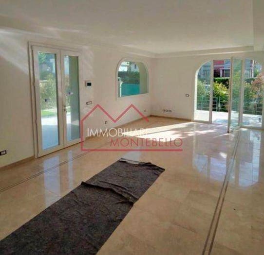 Appartamento con 6 locali in vendita in Viale Giosuè Carducci, Lungomare, Viareggio