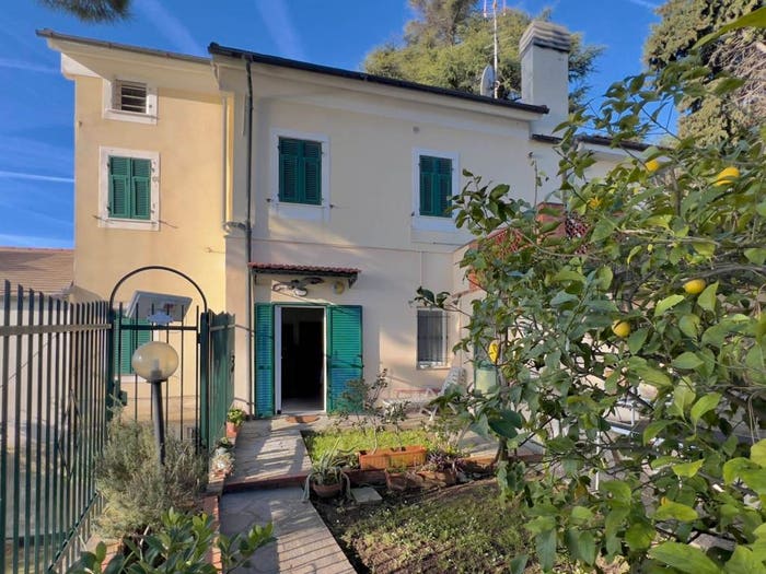Appartamento quadrilocale in vendita in Via Bruxea, Bergeggi