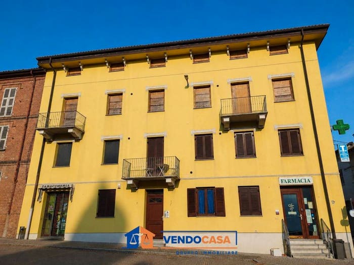 Casa con 6 locali in vendita in Piazza Municipio, Castelnuovo Belbo