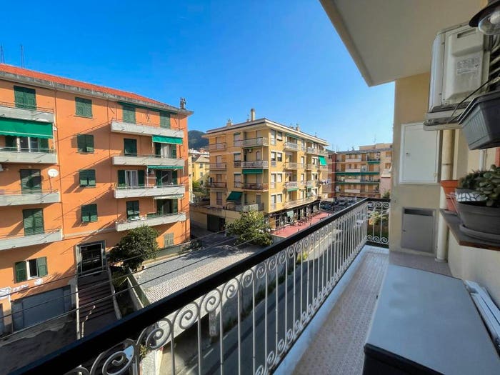 Appartamento trilocale in vendita in Via Giugno, Sestri Ponente, Genova