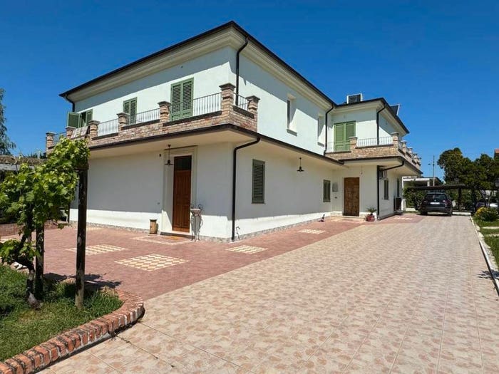 Casa con 6 locali in vendita in Viale Maggio, Nereto