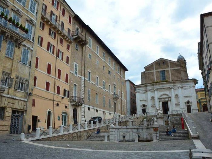 Appartamento trilocale in vendita in Piazza del Plebiscito, Centro Storico, Ancona
