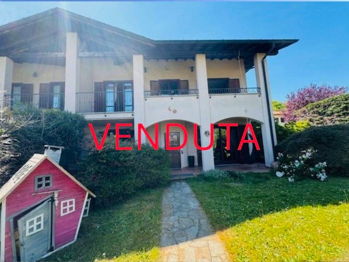 Casa quadrilocale in vendita in Via Francesco Petrarca, Centro, Lurate Caccivio