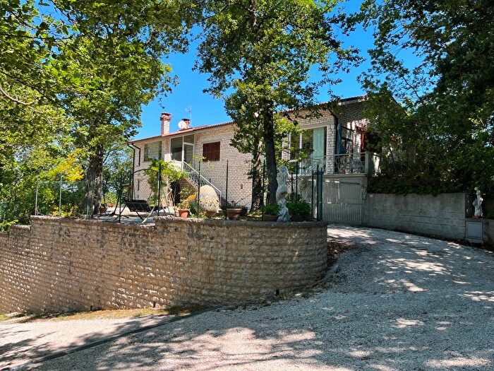 Casa con 6 locali in vendita in Urbino