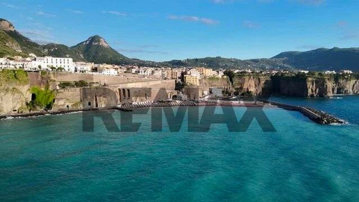 Appartamento quadrilocale in vendita in via Cristoforo Colombo, Centro, Meta