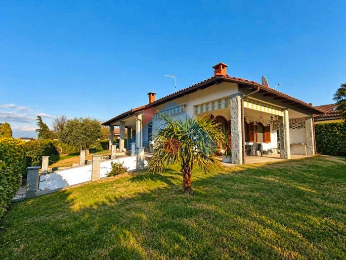 Casa quadrilocale in vendita in Via Luigi Einaudi, Centro, Valfenera
