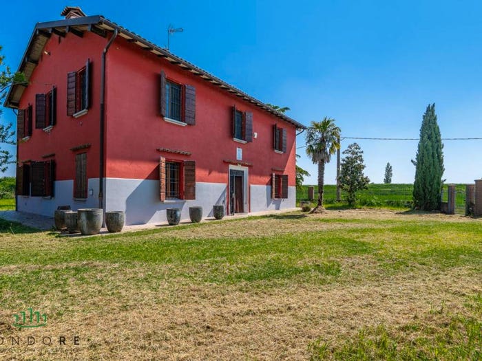 Casa con 6 locali in vendita in Via Cacciatori, Crevalcore