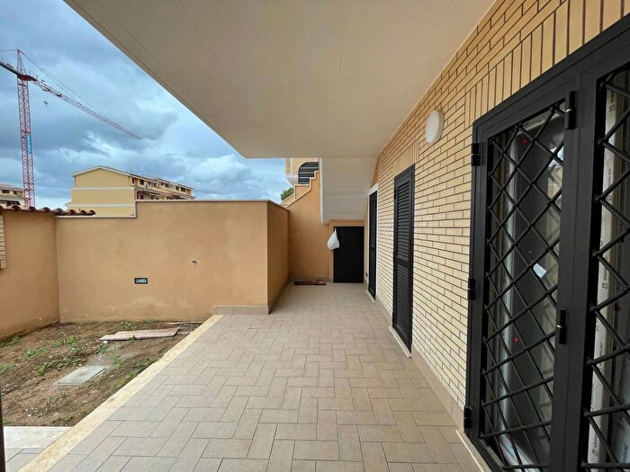 Appartamento trilocale in vendita in Via Mar Caspio, Pomezia