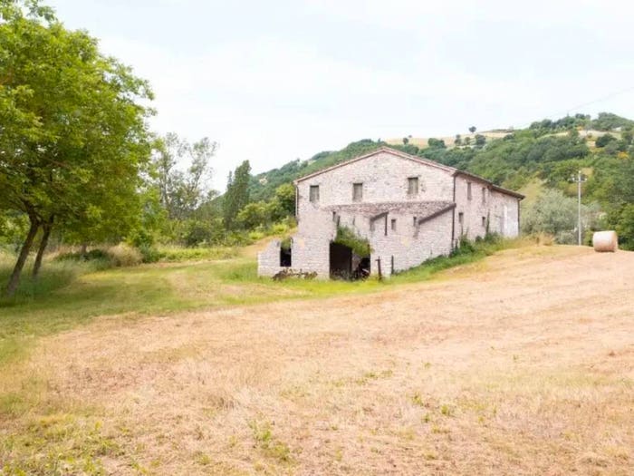 Casa con 6 locali in vendita in Frazione Cartoceto, Pergola