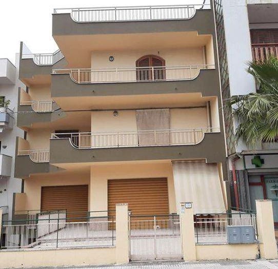 Appartamento con 6 locali in vendita in Via Consolare Valeria, Sant'Alessio Siculo