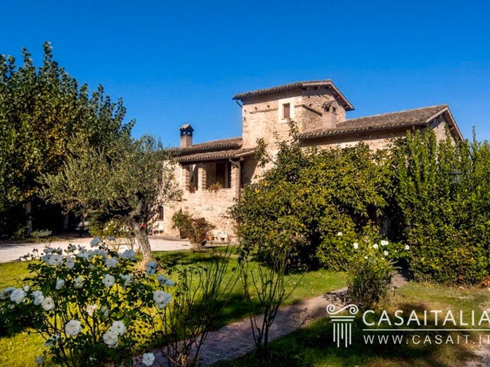 Casa con 6 locali in vendita in Piazza Santa Marina, Centro, Castel Ritaldi