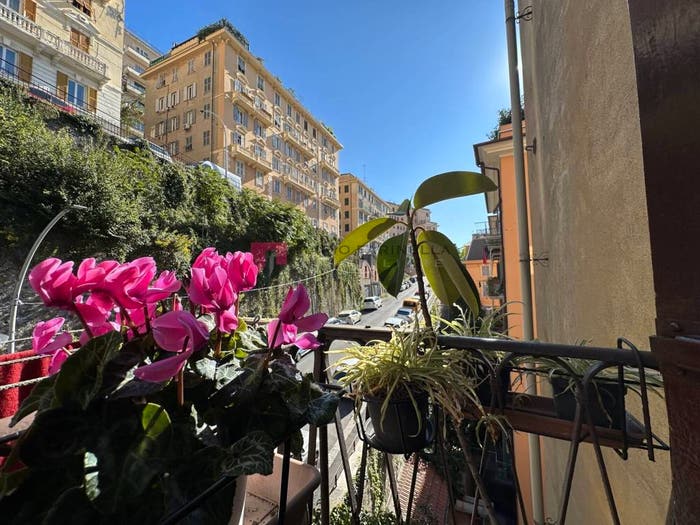 Appartamento trilocale in vendita in via Acquarone, Castelletto, Genova
