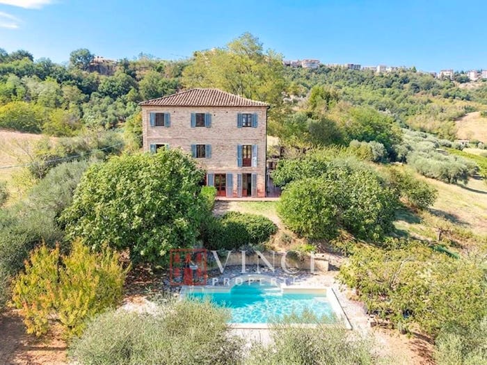 Casa con 6 locali in vendita in Carassai