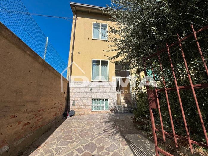 Casa con 6 locali in vendita in Via Eugenio Chiesa, Parco Urbano Piscina, Forlì