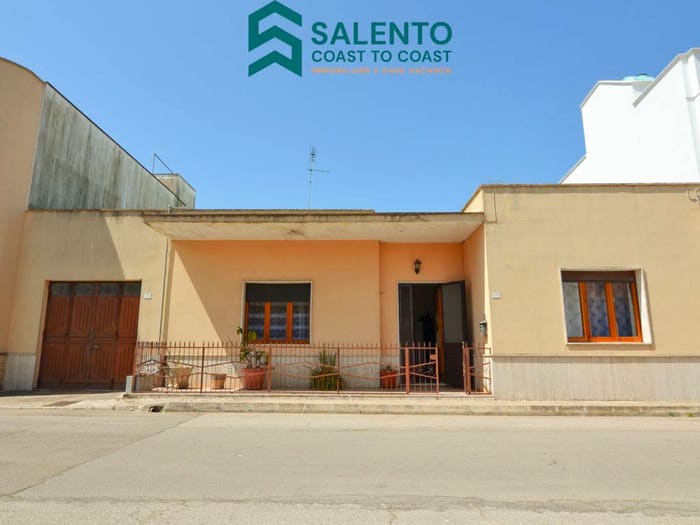 Appartamento con 5 locali in vendita in Via Molise, Melissano